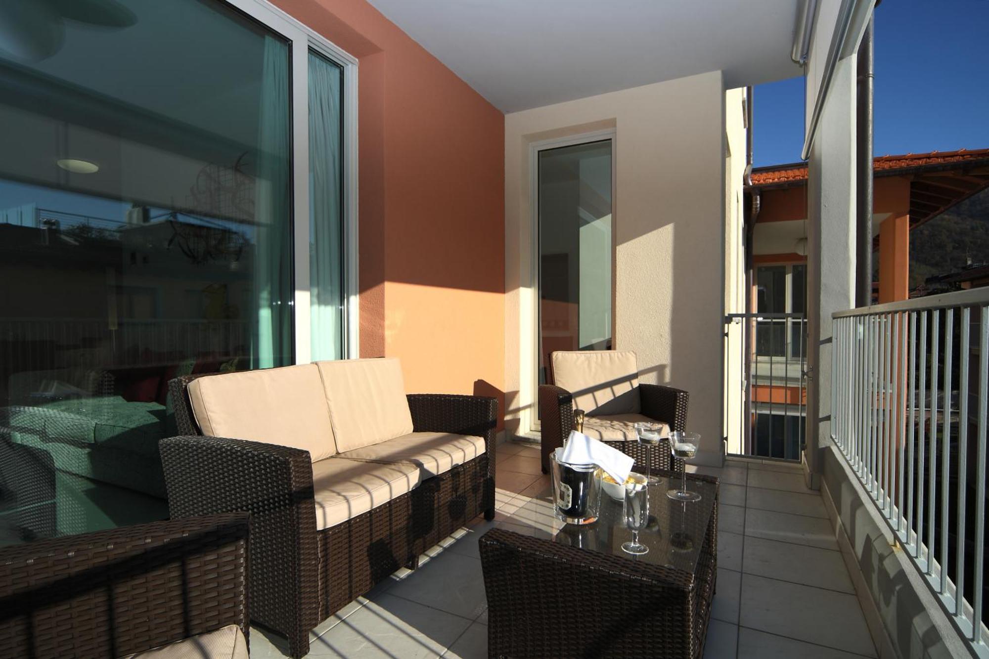 Golfo Gabella Lake Resort Maccagno Exterior photo